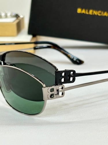 نظاره ماركة ‏Balenciaga