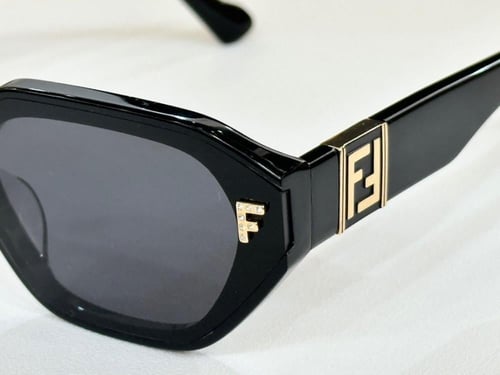 نظاره ماركة Fendi