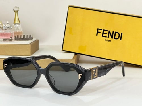 نظاره ماركة Fendi
