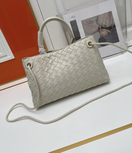 شنطه نسائية ماركة Bottega Veneta