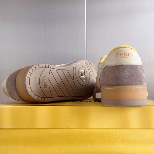 حذاء ماركة Fendi
