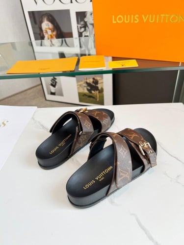 حذاء ماركة LV