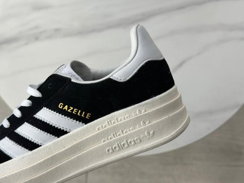 حذاء ماركة Adidas