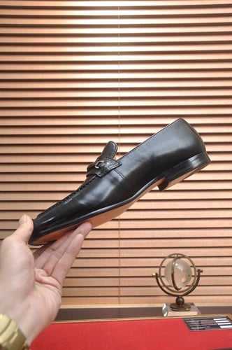 حذاء رجالي ماركة Gucci