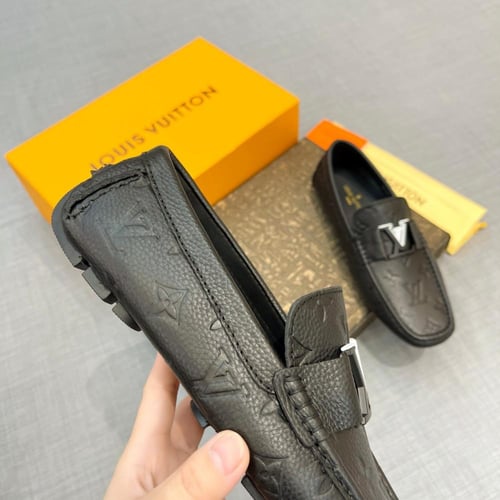 حذاء رجالي ماركة LV