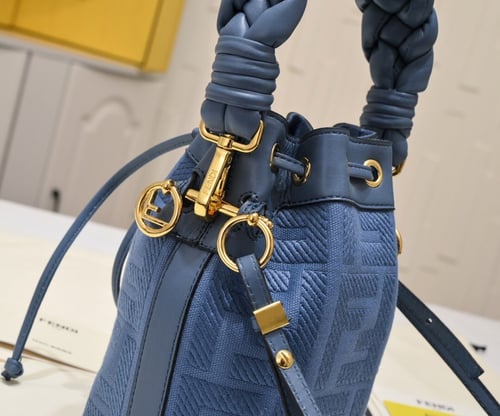 شنطة نسائية ماركة Fendi