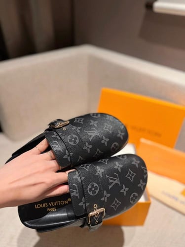حذاء ماركة LV