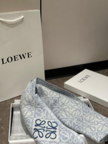 سكارف ماركة Loewe
