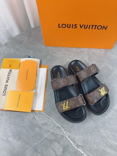 حذاء ماركة LV