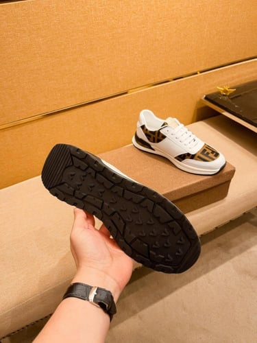 حذاء رجالي ماركة Fendi