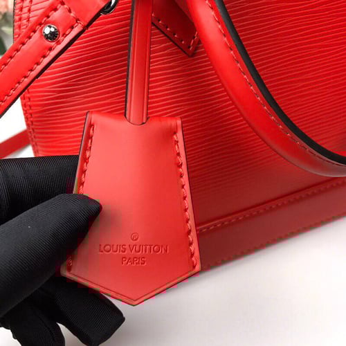 شنطة نسائية ماركة LV