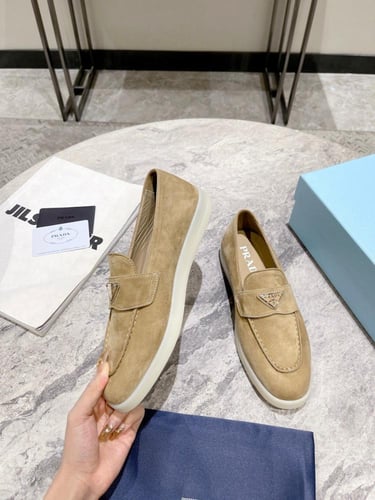 حذاء نسائي ماركة Prada
