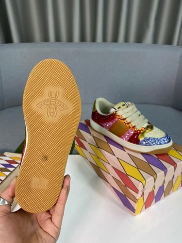 حذاء ماركة ‏Gucci