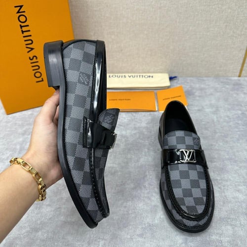 حذاء رجالي ماركة LV