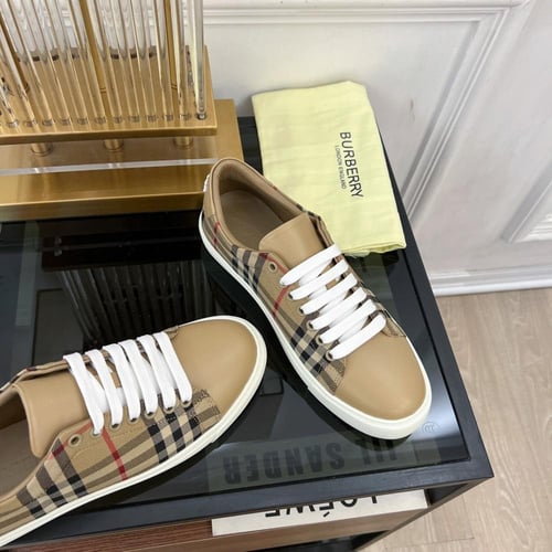حذاء ماركة Burberry