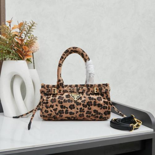 شنطه نسائية ماركة Prada