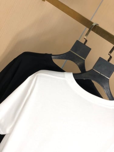 تي شيرت ماركات متنوعة