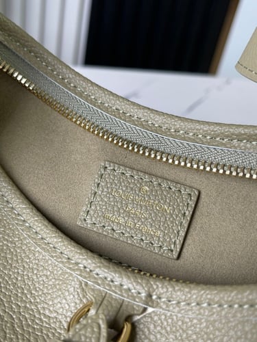 شنطة نسائية ماركة LV