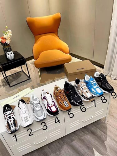 حذاء ماركة Burberry