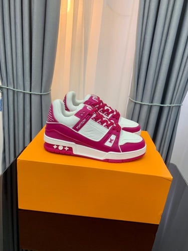 حذاء ماركة LV