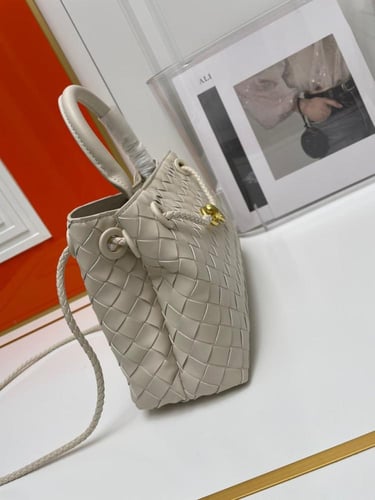 شنطه نسائية ماركة Bottega Veneta