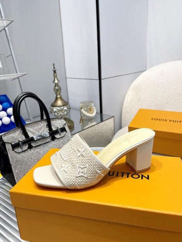 حذاء نسائي ماركة LV