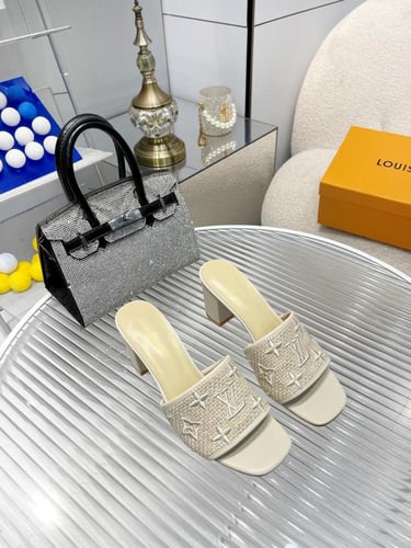 حذاء نسائي ماركة LV