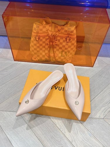 حذاء نسائي ماركة LV