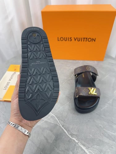 حذاء ماركة LV