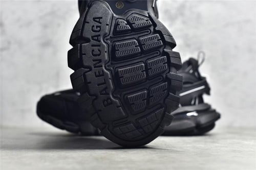 حذاء ماركة ‏Balenciaga