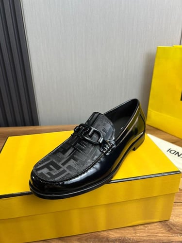 حذاء رجالي ماركة Fendi