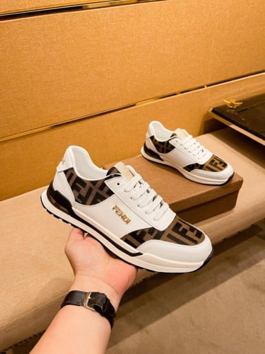 حذاء رجالي ماركة Fendi