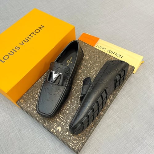 حذاء رجالي ماركة LV