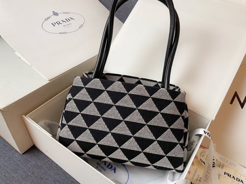 شنطة نسائية ماركة Prada