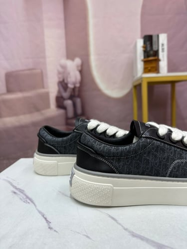حذاء ماركة Dior