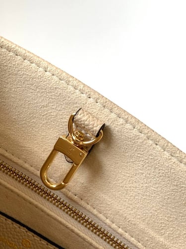 شنطة نسائية ماركة LV