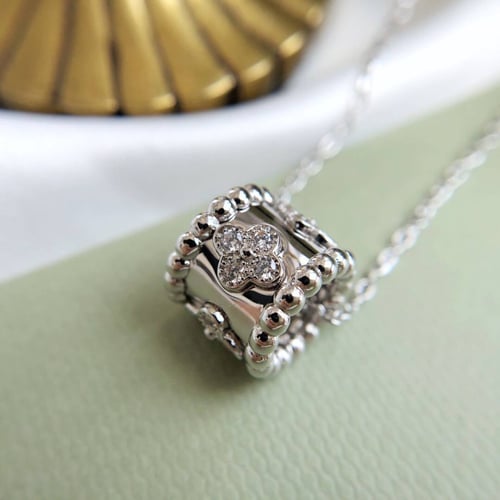 قلادة نسائية ماركة Van Cleef