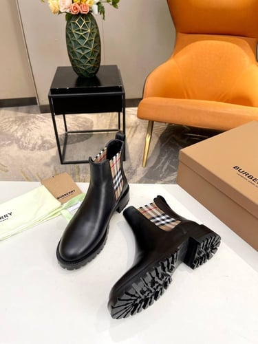 حذاء ماركة Burberry
