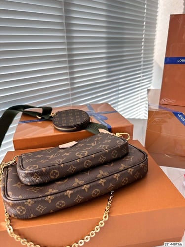 شنطة نسائية ماركة LV