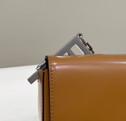 شنطة نسائية ماركه Fendi