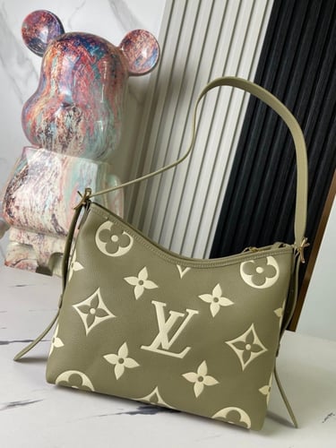 شنطة نسائية ماركة LV