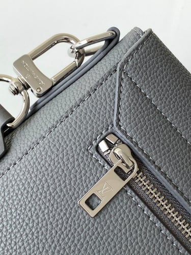 شنطة نسائية ماركة LV