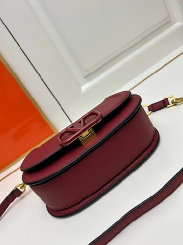 شنطة نسائية ماركة Valentino