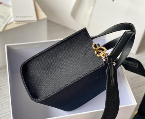 شنطة نسائية ماركة Givenchy