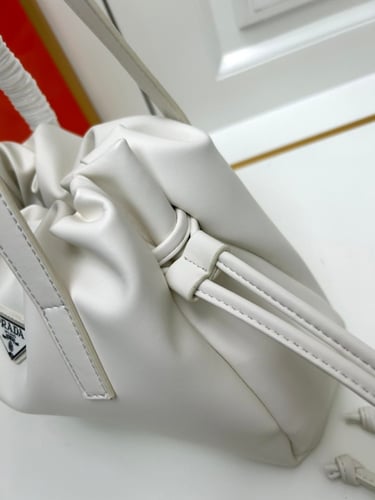 شنطة نسائية ماركة Prada