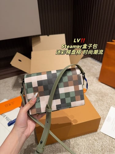 شنطة نسائية ماركة LV