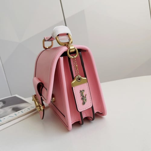 شنطة نسائية ماركة Coach