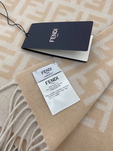شال ماركة Fendi