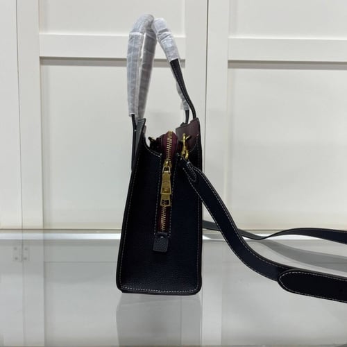 شنطة نسائية ماركة Coach