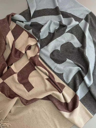 وشاح ماركة Tory burch